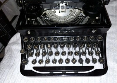  Máquina de escribir portátil Royal O modelo años 30 negra brillante vintage todas las teclas funcionando  Foto 1 de 4