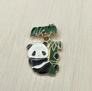 Vintage CWCA BROSCHE baumelnder Emaille schwarz weiß Panda Bär auf grünem Bambusbaum - Bild 1 von 4