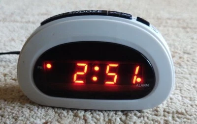 Reloj despertador digital Sharp SPC089 batería de respaldo eléctrico botón de repetición Foto 1 de 4