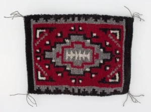 Miniatur Rindermuster Teppich von Navajo Weaver Elizabeth Begay - Bild 1 von 1