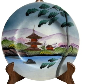 "Plato de té japonés pintado a mano pintoresco lago pagoda vintage hecho en Japón 6,25""" - Imagen 1 de 7