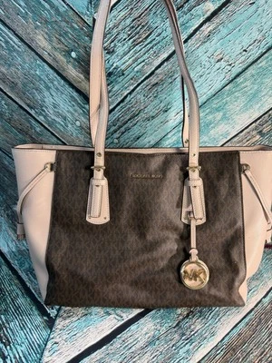 Bolso de Mano Michael Kors Voyager Mediano Multifunción Cuero Suave Rosa y Marrón Foto 1 de 4