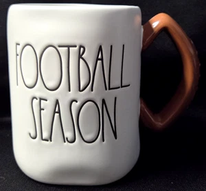 Taza de temporada de fútbol Rae Dunn con mango de encaje de fútbol taza de té colección artesanal - Imagen 1 de 5