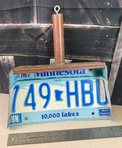Placa de licencia vintage de Minnesota DUST PAN estilo rural arte popular - Imagen 1 de 3