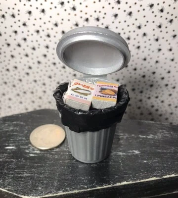 Bote de basura con basura para casa de muñecas a escala 1:12 Foto 1 de 2