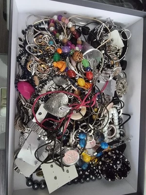 Schmuckkonvolut   enthält Ringe, Ketten, Ohrringe, Armbänder, Uhren - Bild 1 von 4