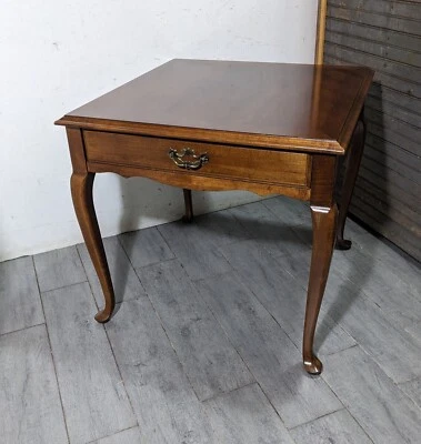 Mesa quadrada vintage Lane Queen Anne madeira cereja com gaveta - Imagem 1 de 4