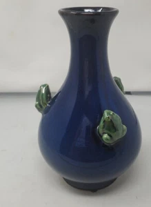 Jarrón de cerámica azul cobalto esmaltado ranas verdes 3D 10” de alto boho chic - Imagen 1 de 5