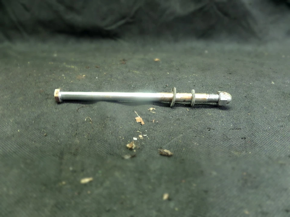 Kawasaki KX80 1974 perno de brazo oscilante con tuerca y arandela Foto 1 de 1