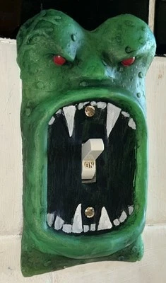 Cubierta de placa de interruptor de luz figura inspirada en juguete monstruo años 80 hecha a mano resina personalizada Foto 1 de 4