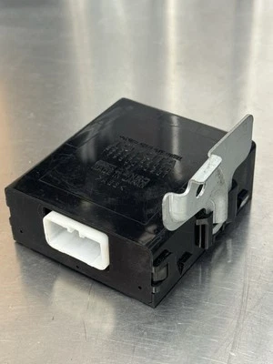 1996 - 2000 Toyota 4Runner 4WD 4x4 Control Module 89533-35070 OEM - Image 1 of 3