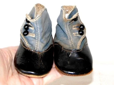 ZAPATOS DE BEBÉ BOTAS antiguos victorianos de tela azul y cuero negro con botón lateral Foto 1 de 4