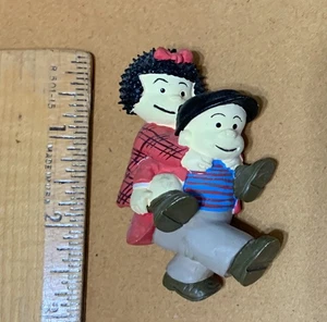 Rarität Vintage makellos 3" United Feature Syndicate Inc Nancy & Sluggo Play Magnet - Bild 1 von 4