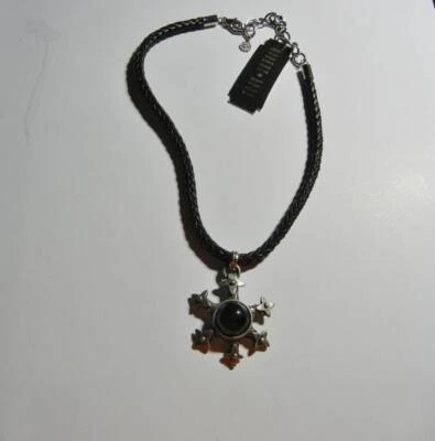 COLLAR COLGANTE CON ETIQUETA FIRMADO ROBERT ROSA CORDÓN Foto 1 de 4