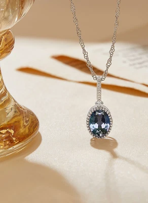 Colgante lágrima alejandrita azul creado en laboratorio ovalado de 2 quilates enchapado en oro blanco de 14 quilates Foto 1 de 4