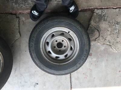 Llanta am neumáticos 15 pulgadas en buena calidad solo hay 3x Foto 1 de 3