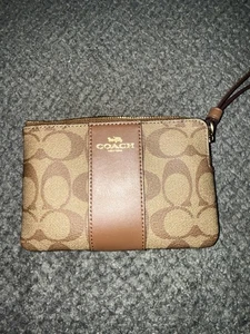 Coach Eckreißverschluss Handgelenktasche Signatur C PVC Canvas mit Streifen braun - Bild 1 von 3