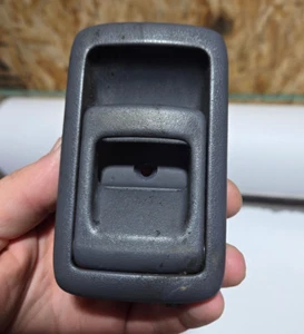 95-04 TOYOTA TACOMA INTERIOR DOOR HANDLE RIGHT PASSENGER SIDE RH OEM GREY GRAY 2 - Picture 1 of 3