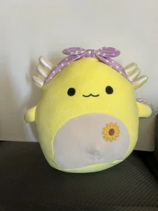 Squishmallow Ostern 2025 Treyton der Axolotl 12 Zoll mit Kopftuch und Sonnenblume - Bild 1 von 3
