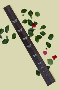 Diapasón de guitarra 24 trastes seleccionado a mano palo de rosa con patrón de mariposa 648 mm - Imagen 1 de 4