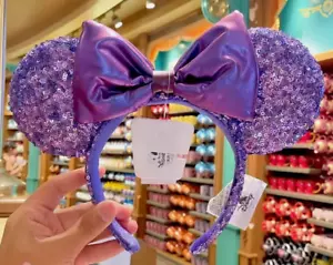 NUEVO Disney Púrpura Minnie Mouse Arco Lentejuelas Poción Diadema Iridiscente Orejas 2023 - Imagen 1 de 3