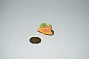 Estatuilla coleccionable de carretilla en miniatura con verduras - Imagen 1 de 5