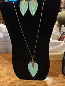 Halskette und Ohrringe türkisfarbene Lederfedern lange Goldkette - Bild 1 von 4