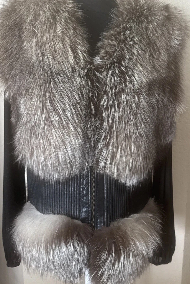 Chaleco de piel de zorro plateado genuino. Ligero. Cuero negro. S/M (busto de 18 1/2"") Foto 1 de 4