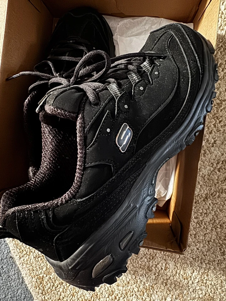 Skechers D'Lites Play On 黑色女式 10 码宽版运动鞋 11949W — 第 1/4 张图片