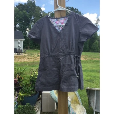Blusa Médica Koi Mujer Talla Extra Pequeña XS Gris Enfermera Médica Veterinaria Tecnología Gris Estrella Foto 1 de 4