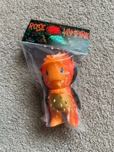 NYCC 2023 SUPER7 SOFUBI ROSA VAMPIRO HALLOWEEN NARANJA OTOÑO FLOR VINILO JUGUETE - Imagen 1 de 5
