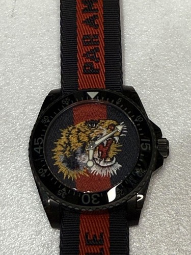 Orologio Gucci Tiger Dive YA136215 45mm Nero Navy Rosso Nylon necessita di batteria