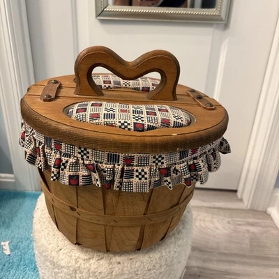 Cesta de Costura Vintage Rústica Medio Bushel Forrada en Forma de Corazón Pin Cojines Mango Foto 1 de 4