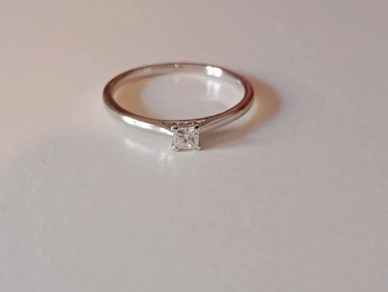 Anillo compromiso en oro blanco de 18 k. Diamante talla princesa de 0,15 ct - Imagen 1 de 4