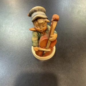 ENTZÜCKENDE VINTAGE DEUTSCHE HUMMEL FIGUR #186 SÜSSE MUSIK - JUNGE SPIELT BASS - Bild 1 von 4
