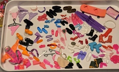 De Colección Barbie y Ken Gran Lote de Zapatos Accesorios Patrón Majorette Conjunto Esquís Foto 1 de 4