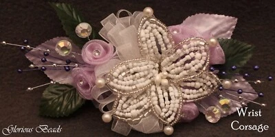 Ramillete de boda lavanda lila, alfiler boutonniere o muñeca, lirio con cuentas de graduación Foto 1 de 2