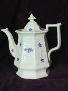 Antigua cafetera de piedra de hierro blanca en relieve con brillo de cobre con ramita de uva azul de 10" - Imagen 1 de 6