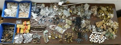 2500+ PIEZAS! NOS Tiradores de bisagra de herrajes de gabinete de cocina vintage años 60 y 70 varios  Foto 1 de 4