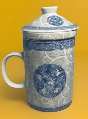 Xícara de chá 8 oz com infusor e tampa azul, branco e cinza floral design inspirado na Ásia - Imagem 1 de 4