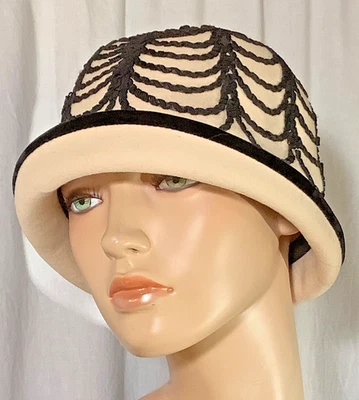 Sombrero Cloche Vintage Lana Fieltro Negro Blanco Mod go-go Años 60 Derby Bowler Iglesia Día Foto 1 de 4