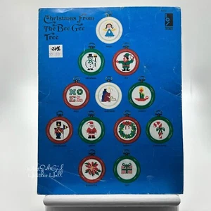 Folleto de Navidad del árbol Bee Gee punto de cruz patrón vintage años 80 - Imagen 1 de 1