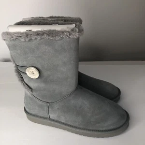 Koolaburra by UGG Koola Damenstiefel 9 W Nalie kurz grau Wildleder neu im Karton - Bild 1 von 12
