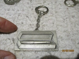 Ancien Porte Clé Métal Boite et son Stylo Plume La MAISON DU STYLO à Cannes - Picture 1 of 2