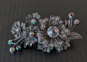 MENG LI Mehrblumenbrosche, klare Strasssteine, silberfarbene Toneinstellung, Neu im Karton - Bild 1 von 9