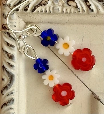 Pendientes colgantes patrióticos festivos de plata. Flores rojas, blancas y azules Foto 1 de 4