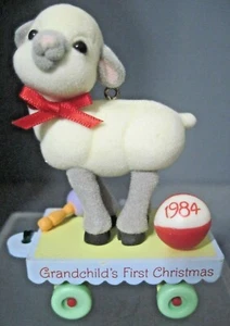 HALLMARK KEEPAKE ADORNO DE NAVIDAD 1984 NIETOS PRIMERA NAVIDAD CORDERO SUÉTER - Imagen 1 de 4