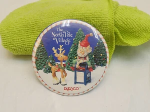 ENESCO Il Polo Nord Villaggio Spilla Pulsante 1993 Babbo Natale e Renne 3" - Foto 1 di 1