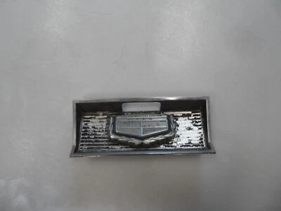 1969 69 1970 70 Mercury Cougar tapa puerta combustible cubierta insertar bisel con emblema OEM Foto 1 de 4