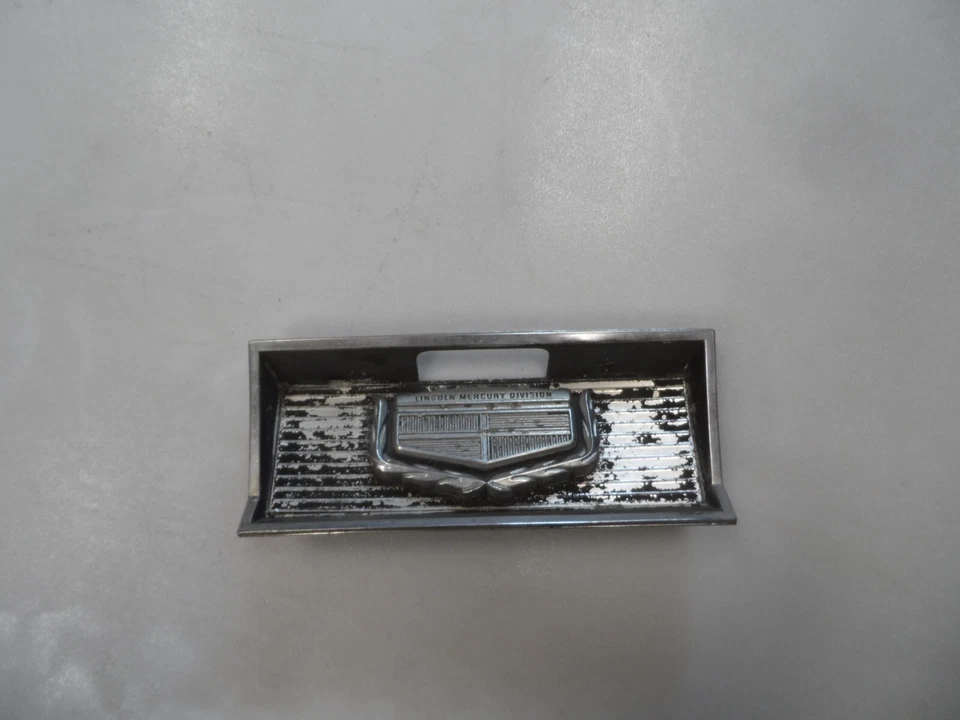 1969 69 1970 70 Mercury Cougar tapa puerta combustible cubierta insertar bisel con emblema OEM Foto 1 de 4